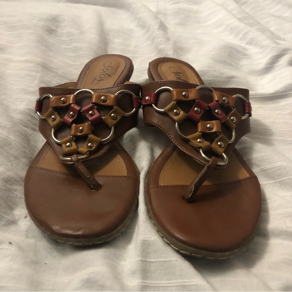 Softspots Solos Thong Sandals Gold Accents Heels Faux Leather Slip On Tan Sz 10